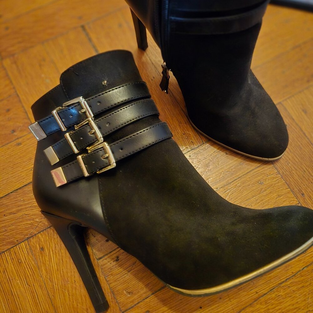 Nwot black leather booties w side zip and buckles Hp😊🔥🔥🔥🔥
